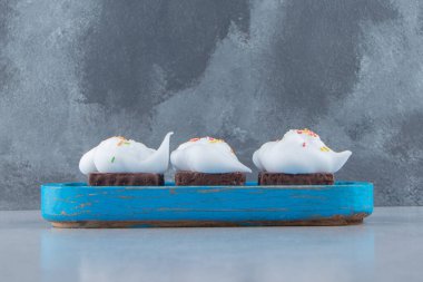 Renkli ve kremalı mavi bir tabak çikolatalı bisküvi. Yüksek kalite fotoğraf