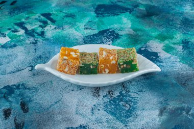 Mermer zemin üzerinde bir tabak Türk lokumu. Yüksek kalite fotoğraf