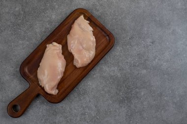 Tahtadaki çiğ organik tavuk göğsü manzarası. Yüksek kalite fotoğraf