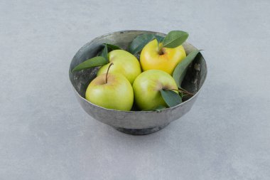 Kasede yaprakları olan taze yeşil elmalar. Yüksek kalite fotoğraf