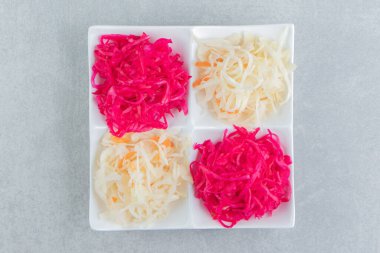  Servis tabağında lahana turşusu, mermer arka planda. Yüksek kalite fotoğraf