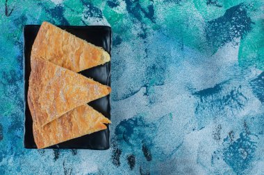 Tahta bir tabakta, mermer zemin üzerinde şeker tozu. Yüksek kalite fotoğraf