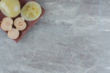 Salamura domates manzarası. Tamamı ya da yarısı. Yüksek kalite fotoğraf