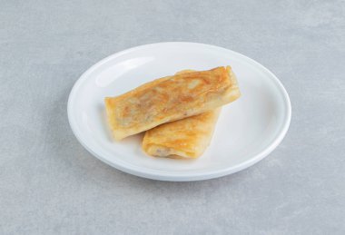 Beyaz tabakta etle doldurulmuş gözleme. Yüksek kalite fotoğraf