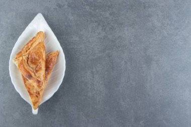 Beyaz tabakta peynirle dolu üçgen şekilli hamur işleri. Yüksek kalite fotoğraf