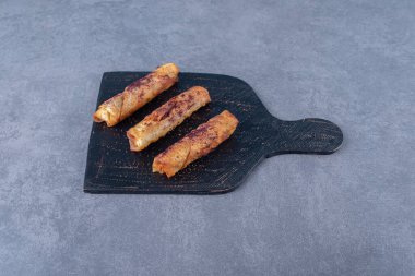 Kesme tahtasında, mermer zeminde, etli gözlemelerin üzerinde Sumac. Yüksek kalite fotoğraf