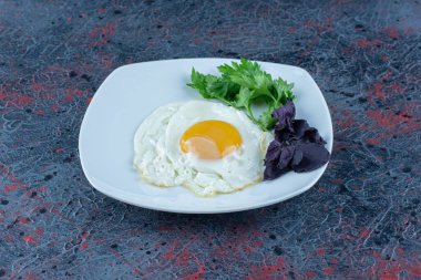 Otlu beyaz bir tabak sahanda yumurta. Yüksek kalite fotoğraf