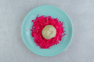 Mayalanmış kırmızı lahana, mermer arka planda bir tabakta, domatesler ve yalanlar. Yüksek kalite fotoğraf