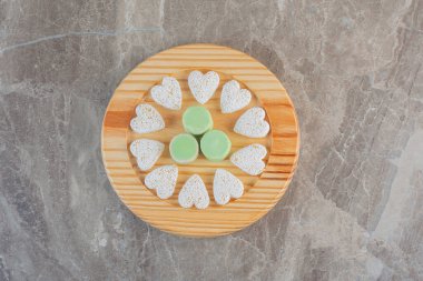 Tahtadaki beyaz ve yeşil şekerlerin üst görüntüsü. Yüksek kalite fotoğraf