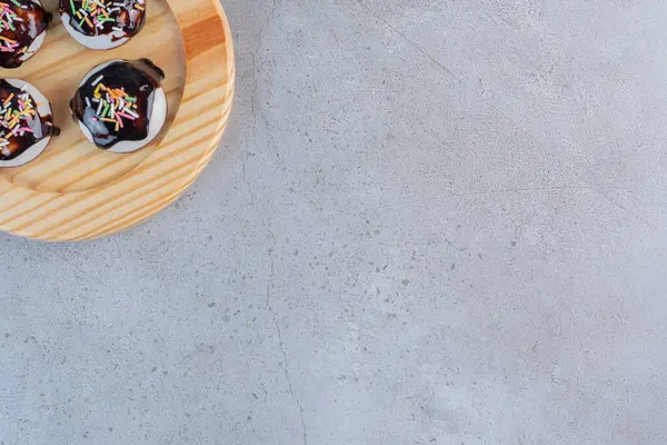 Plato Madera Sabrosas Galletas Esmaltadas Sobre Fondo Piedra Foto Alta — Foto de Stock