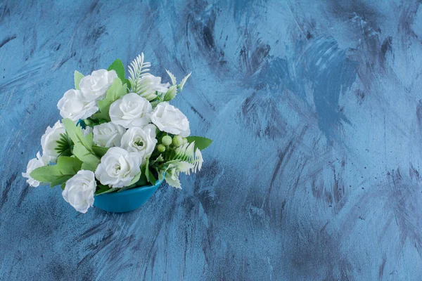 Bukiet Naturalną Białą Różą Układ Niebieskim Tle Wysokiej Jakości Zdjęcie — Zdjęcie stockowe