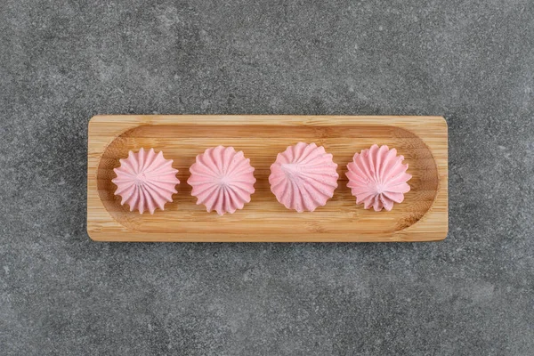 木製のまな板にピンクのメレンゲクッキーのトップビュー 高品質の写真 — ストック写真