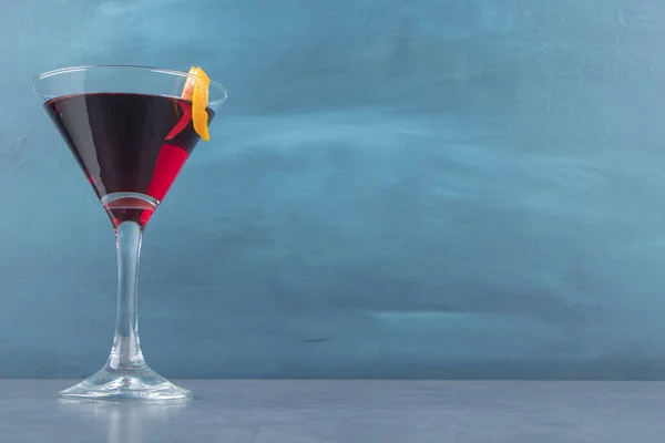 Een Cocktailglas Met Granaatappelsap Een Schijfje Citroen Hoge Kwaliteit Foto — Stockfoto