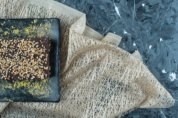 Шоколадные вафли на доске, на синем фоне. Высокое качество фото