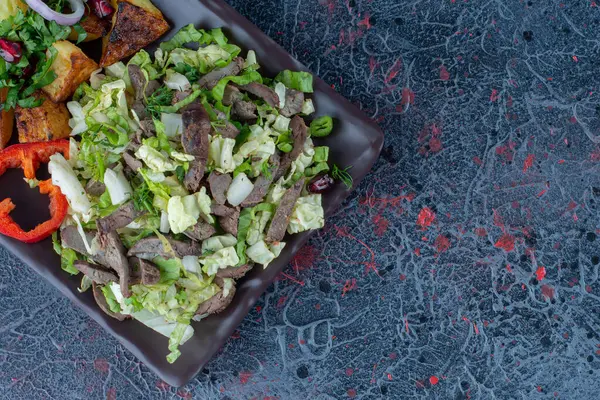 Hnědý Talíř Zeleninového Salátu Smažených Brambor Kvalitní Fotografie — Stock fotografie