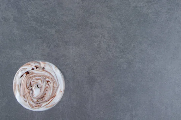 Kremalı bir bardak şekerli milkshake. Yüksek kalite fotoğraf