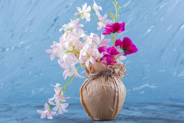 Papierowy Wazon Różowych Kwiatów Niebieskim Tle Wysokiej Jakości Zdjęcie — Zdjęcie stockowe