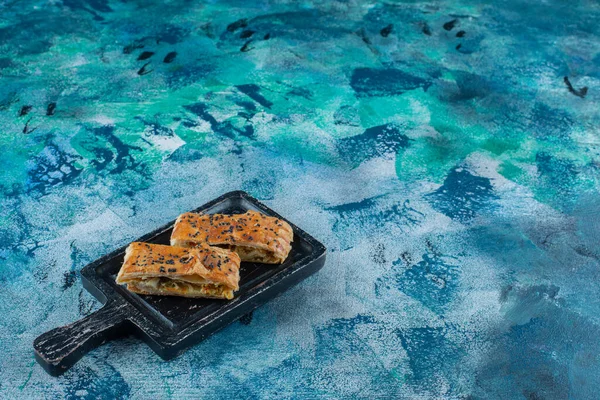 Tahtada susamlı dilimlenmiş ekmek, mermer arka planda. Yüksek kalite fotoğraf