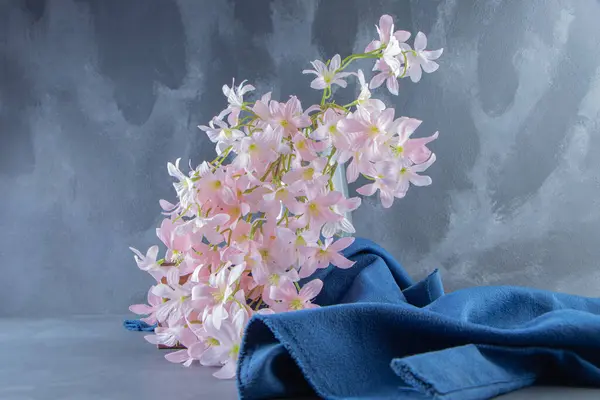Eleganckie Kwiaty Dzbanku Desce Kawałku Tkaniny Białym Tle Wysokiej Jakości — Zdjęcie stockowe
