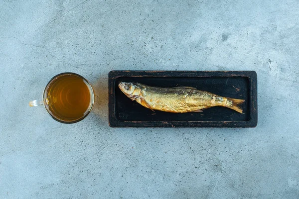 Een Glas Bier Naast Vis Een Houten Bord Blauwe Achtergrond — Stockfoto