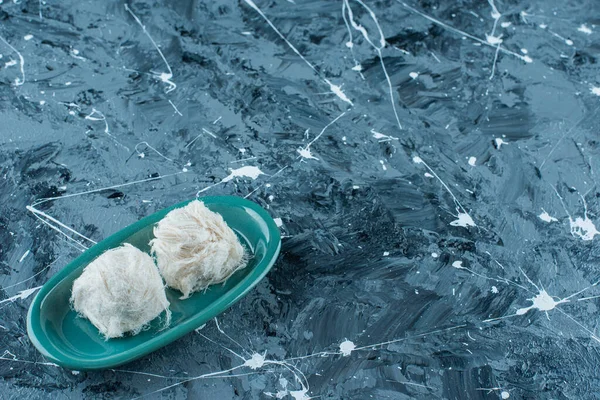 Traditionele Turkse Katoenen Snoepjes Een Bord Blauwe Achtergrond Hoge Kwaliteit — Stockfoto