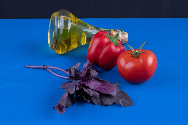 Botella Vidrio Aceite Virgen Extra Con Albahaca Pimiento Rojo Tomate — Foto de Stock