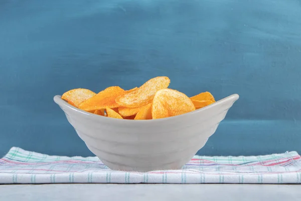 Grå Skål Full Kryddig Potatis Chips Sten Bakgrund Högkvalitativt Foto — Stockfoto