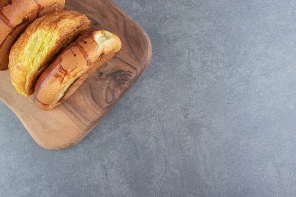 Tahtaya yerleştirilmiş tatlı çörekler. Yüksek kalite fotoğraf