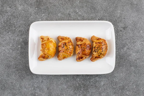 Taze ev yapımı kurabiyelerin üst görüntüsü. Beyaz tabakta. Yüksek kalite fotoğraf