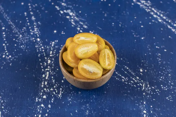 Houten Schaal Van Gesneden Kumquat Vruchten Marmeren Ondergrond Hoge Kwaliteit — Stockfoto