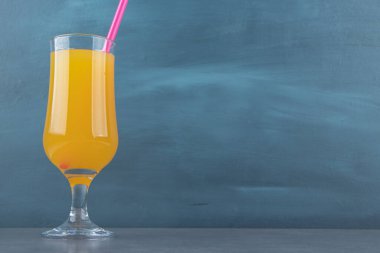 Taze portakal suyu ve pembe pipetle dolu cam bir bardak. Yüksek kalite fotoğraf