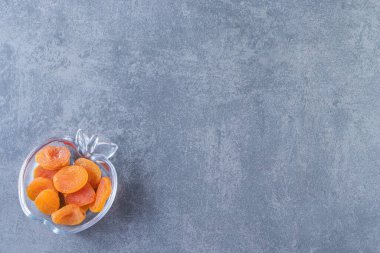 Cam kasede kurumuş kayısı, mermer arka planda. Yüksek kalite fotoğraf