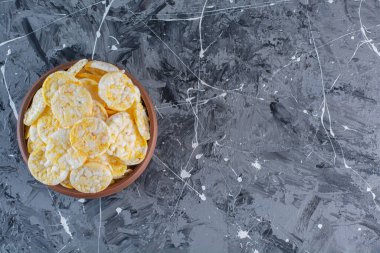 Tahta tabakta patates cipsi, mermer arka planda. Yüksek kalite fotoğraf