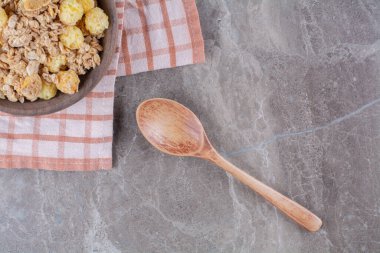 Tahta bir kase, sağlıklı mısır gevreği ve boş bir tahta kaşık. Yüksek kalite fotoğraf