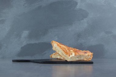 Tahtadaki peynirle dolu üçgen şekilli hamur işleri. Yüksek kalite fotoğraf