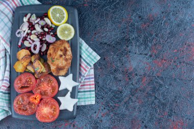 Koyu tahta bir sebze tahtası ve tavuk eti. Yüksek kalite fotoğraf