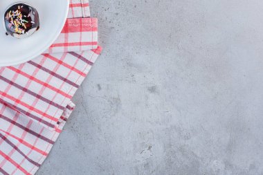 Taş zemin üzerinde beyaz bir tabak lezzetli jöleli kurabiye. Yüksek kalite fotoğraf