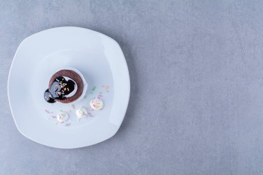 Renkli çikolata soslu, beyaz bir kurabiye tabağı. Yüksek kalite fotoğraf