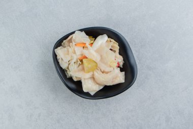 Mermer arka planda bir kase karışık sebze turşusu. Yüksek kalite fotoğraf