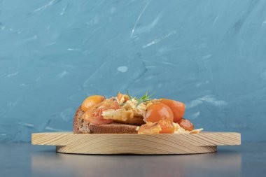 Yağda yumurta, domates ve ahşap tabakta ekmek. Yüksek kalite fotoğraf