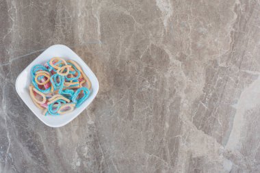 Kurdele şekerleriyle dolu beyaz kase. Yüksek kalite fotoğraf