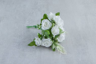 Beyaz arka planda bir demet çiçek. Yüksek kalite fotoğraf