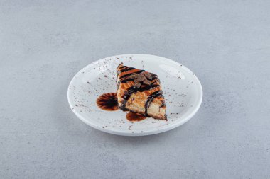 Beyaz tabağa yerleştirilmiş çikolatalı tatlı. Yüksek kalite fotoğraf