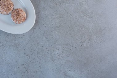 Beyaz tabağa yerleştirilmiş iki lezzetli mantar topu. Yüksek kalite fotoğraf