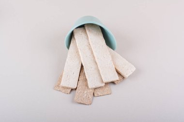 Mavi kaseden çıkan gevrek waffle 'lar beyaz masada. Yüksek kalite fotoğraf