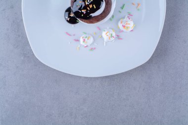 Renkli çikolata soslu, beyaz bir kurabiye tabağı. Yüksek kalite fotoğraf