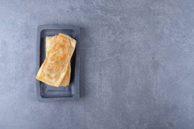 Ahşap tabakta, mermer zemin üzerinde eti olan nefis bir krep. Yüksek kalite fotoğraf