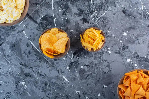 Diverse Chips Kommen Marmeren Achtergrond Hoge Kwaliteit Foto — Stockfoto