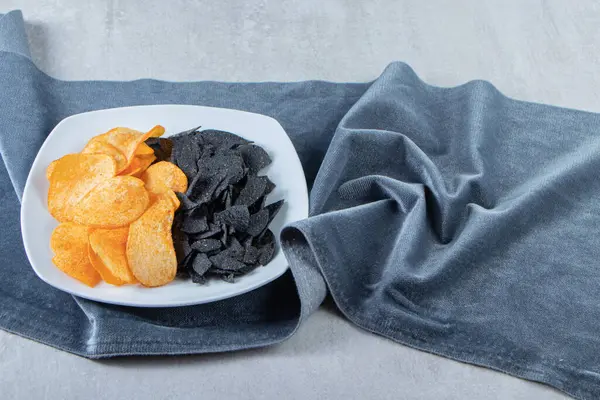 Zwarte Gouden Krokante Chips Witte Plaat Met Doek Hoge Kwaliteit — Stockfoto