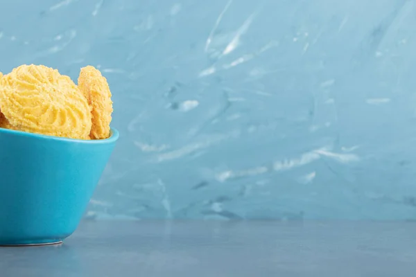 Heerlijke Zoete Koekjes Een Blauwe Kom Hoge Kwaliteit Foto — Stockfoto